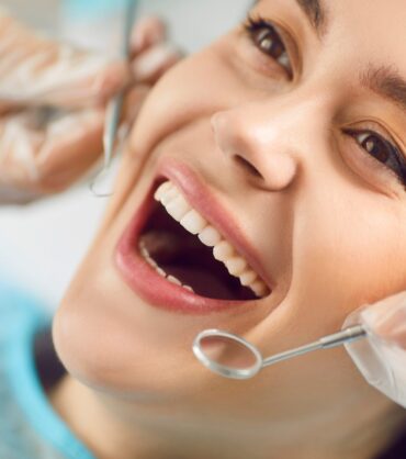 Close-up,Portrait,Of,Female,Patient,With,Open,Mouth,In,Modern