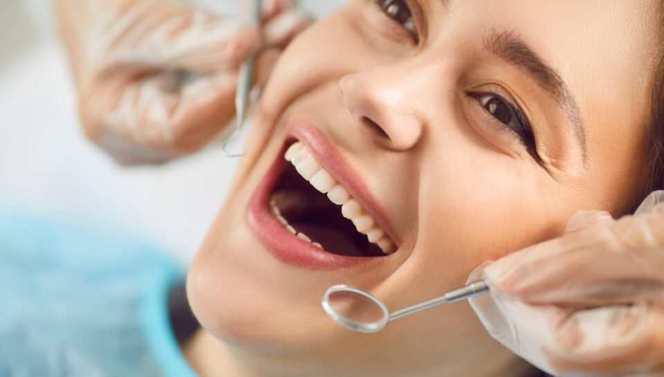 Close-up,Portrait,Of,Female,Patient,With,Open,Mouth,In,Modern